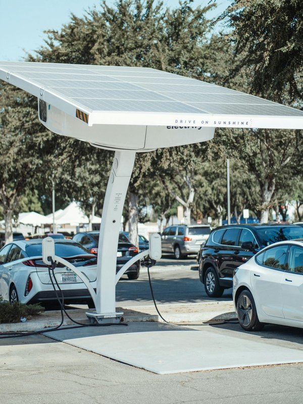 Panneaux solaires et bornes de recharge : la transition énergétique simplifiée